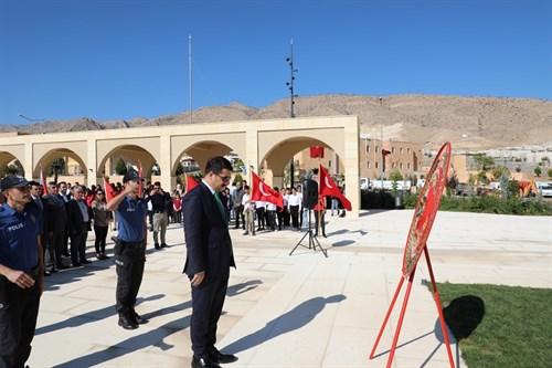 İlçemizde 29 Ekim Cumhuriyet Bayramı münasebetiyle Çelenk Sunma Töreni Yapıldı.